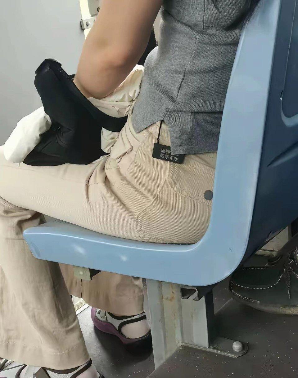 她是怎么做到不尴尬的？