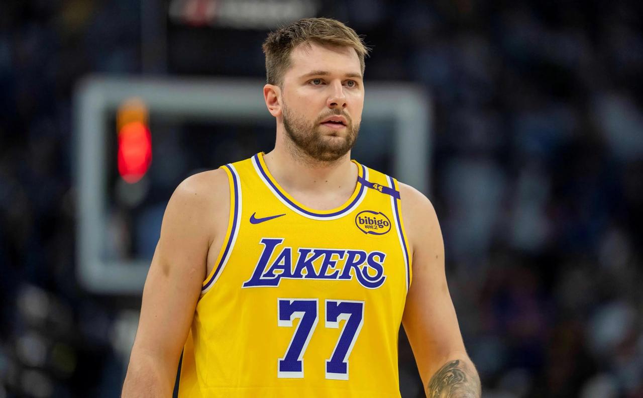 东契奇损失惨重！NBA官方突然宣布，湖人队的绝对主力东契奇因为本赛季累计十