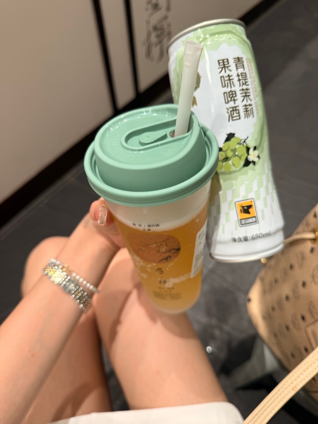上班就开喝了…​​​