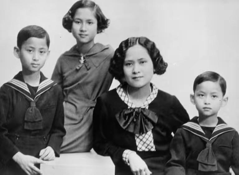 老国王母亲一定是个美女,她三个孩子都长得很好看。时光匆匆,人活到最后都不过都是一