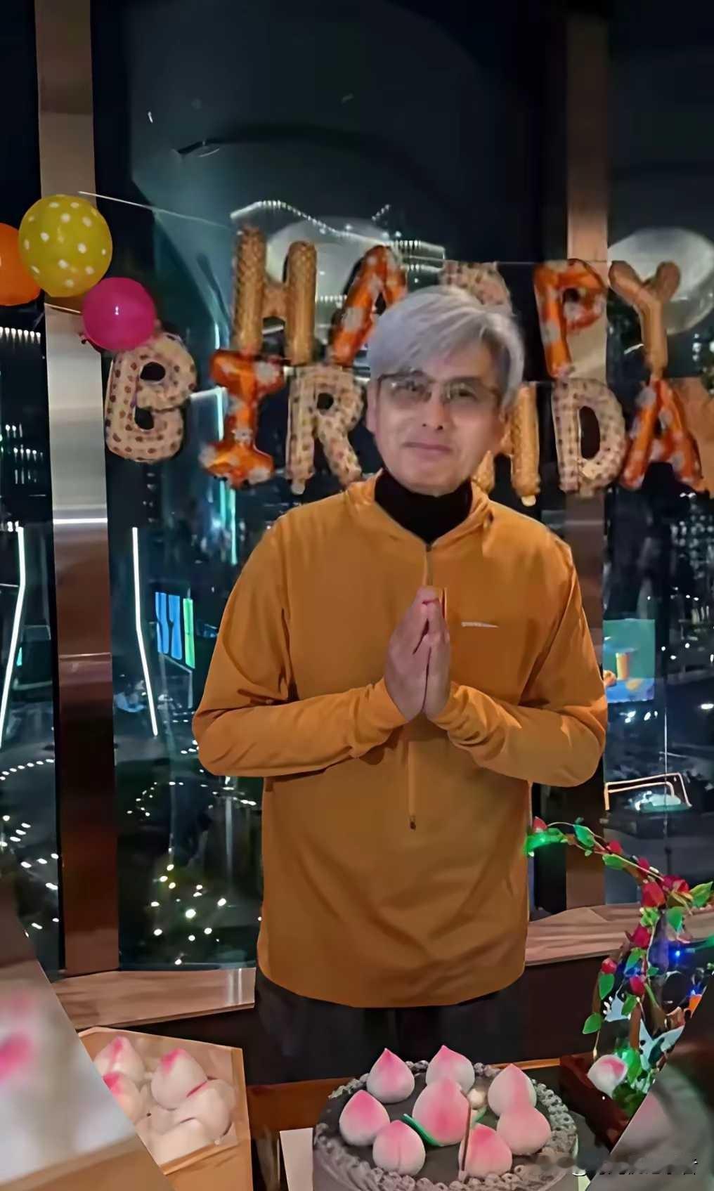 周润发的生日蛋糕太丑了，周润发71岁了，头发白了也不染，但是看起来依然很帅气。