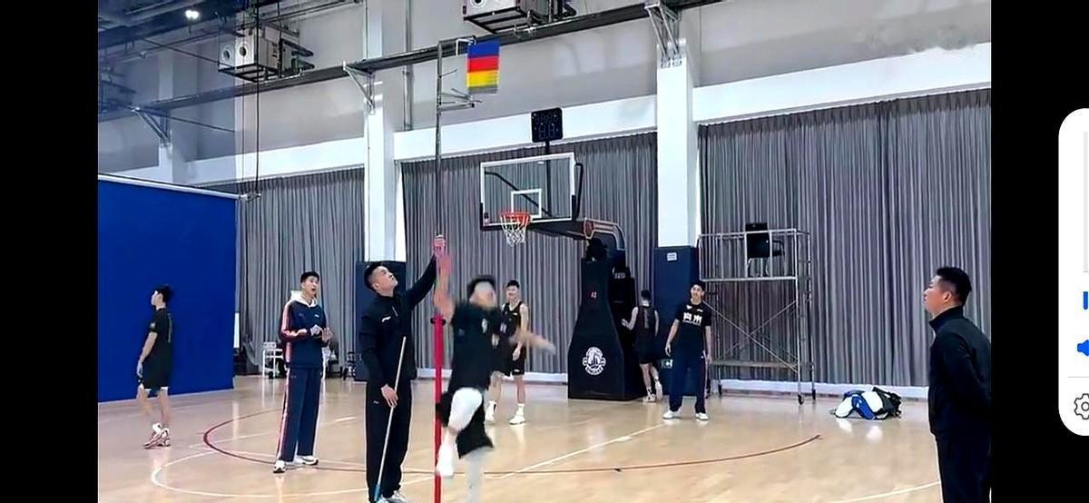 徐杰摸高315cm，比郭艾伦都高，其实两个人近况都尴尬。大侄子冲进内线再也看不