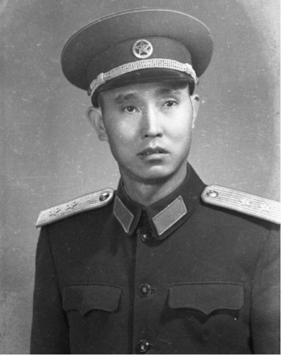 1947年，一名解放军师长，大腿根部受伤住院。这时，一19岁女护士矫明来