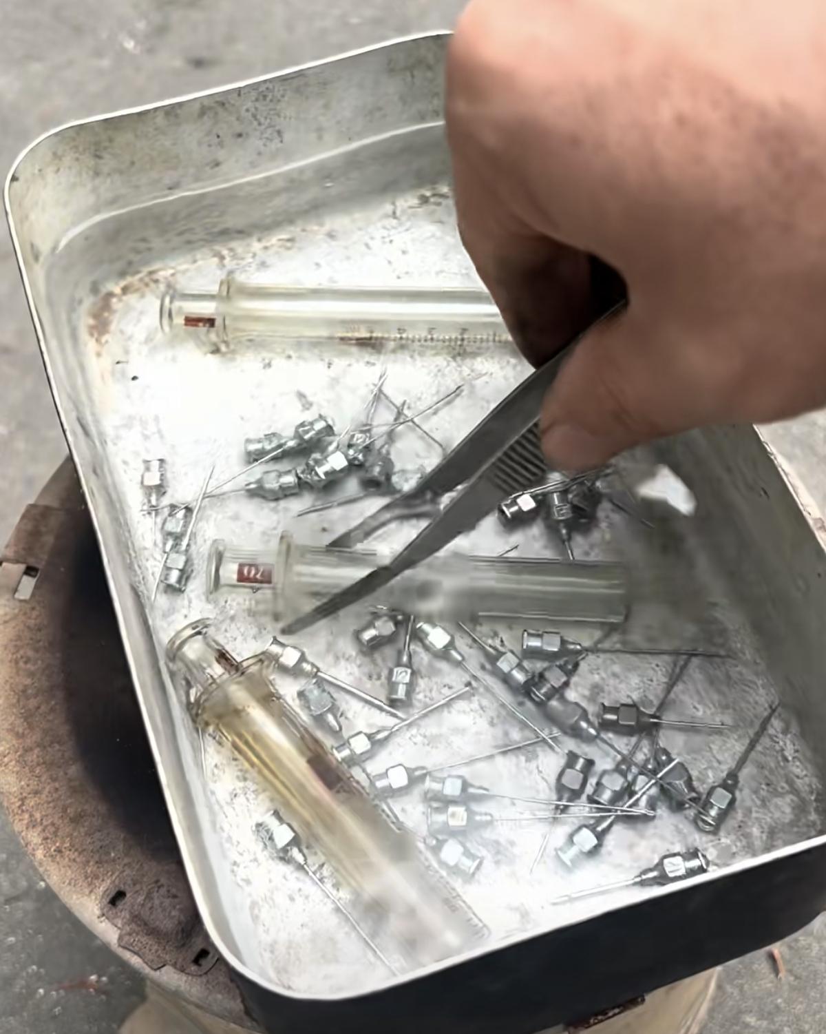 今天看到刷到一个视频，有个博主分享了以前社会用的重复利用针头，仅仅用开水煮沸消毒