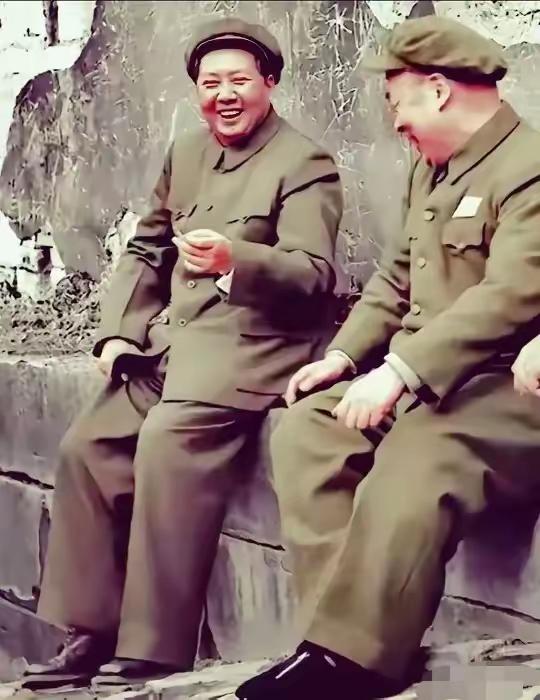 这张触动人的照片，我看了一遍又一遍。那时，毛主席和陈毅老总在南京游览玄武湖时，走