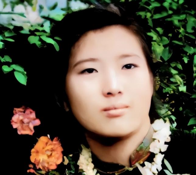 1955年，武汉女大学生吴明珠，放弃了城里的工作，趁父母不注意，连夜逃往新疆，父