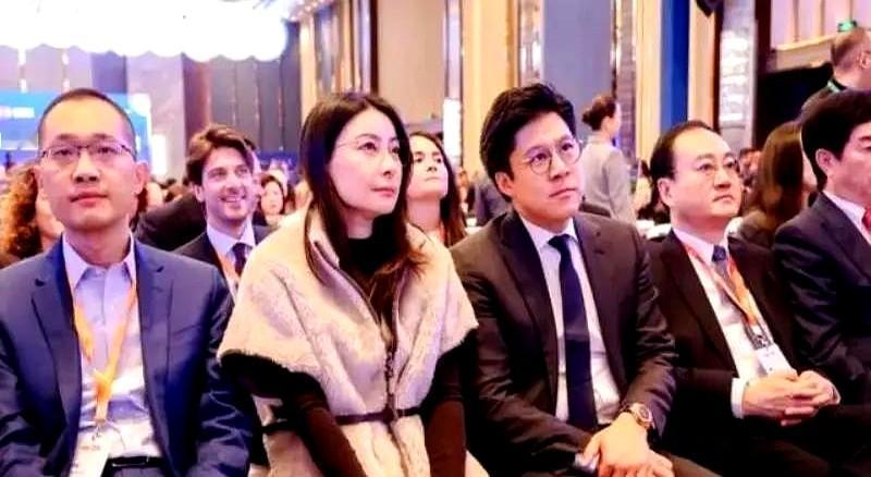 李湘穿着一条标价三百八十万的卡地亚高定礼服走进香港某场富豪晚宴的视频昨天被疯狂转