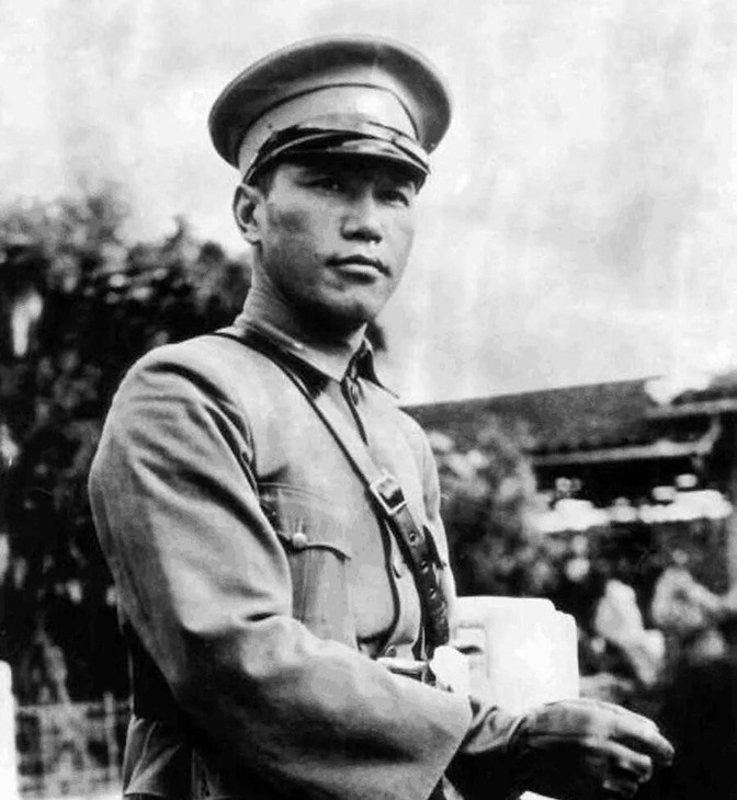 1927年8月13日，下野的蒋介石乘火车离开南京。临走时，送行的人很少，白崇禧、