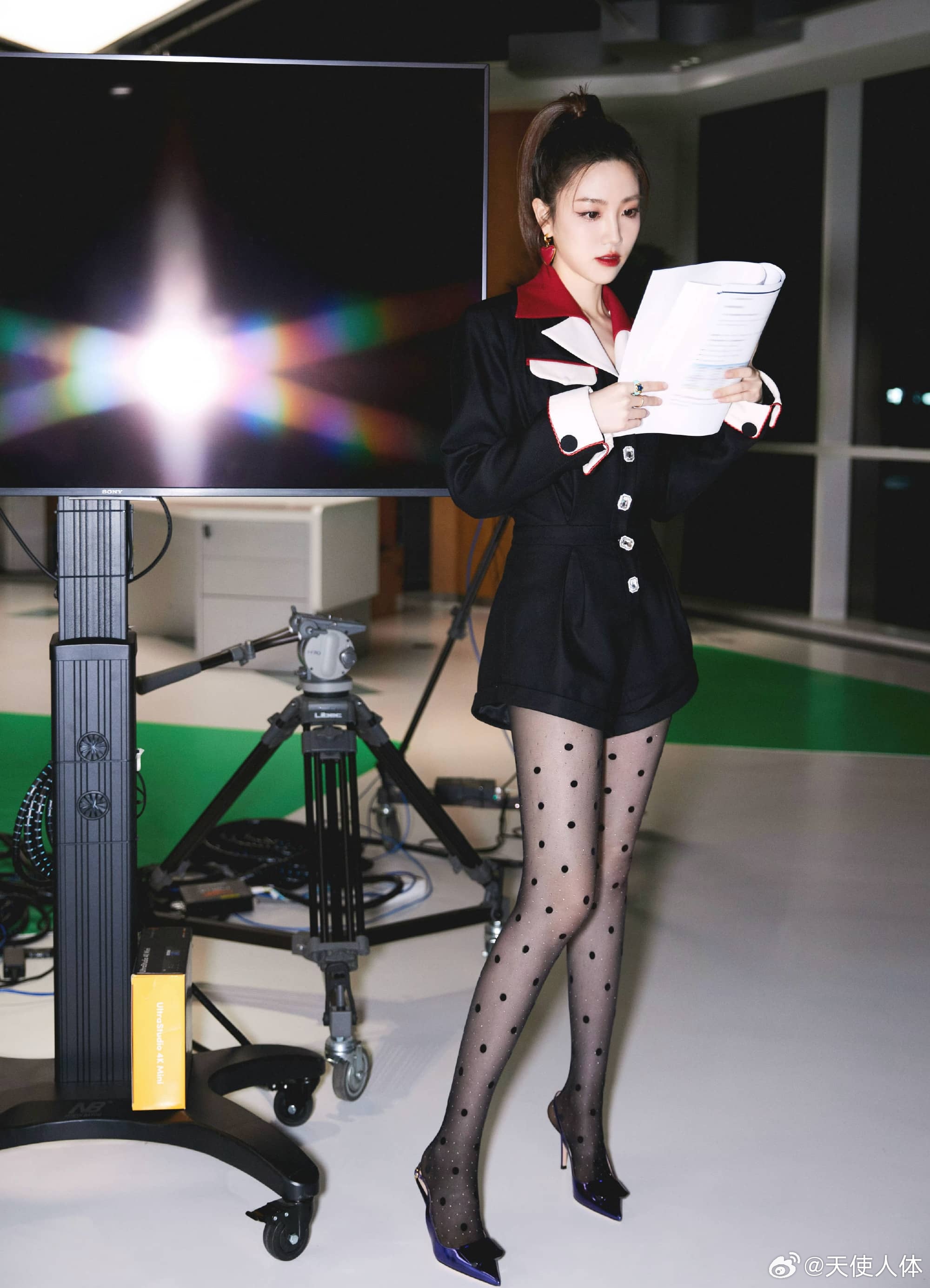 张纯烨“腿精”小姐姐，一组大长腿丝袜妆造精选图集。张纯烨