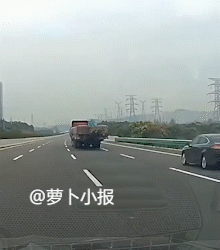 你看懂了么？交通安全警示教育视频，武汉花山光谷附近，大货在前面公路上正常行驶，
