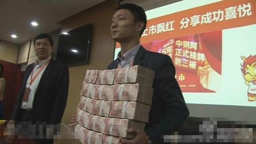 河南老板豪气分钱！这样的老板请给我来一打！最近河南一位老板火了！他一年挣了10