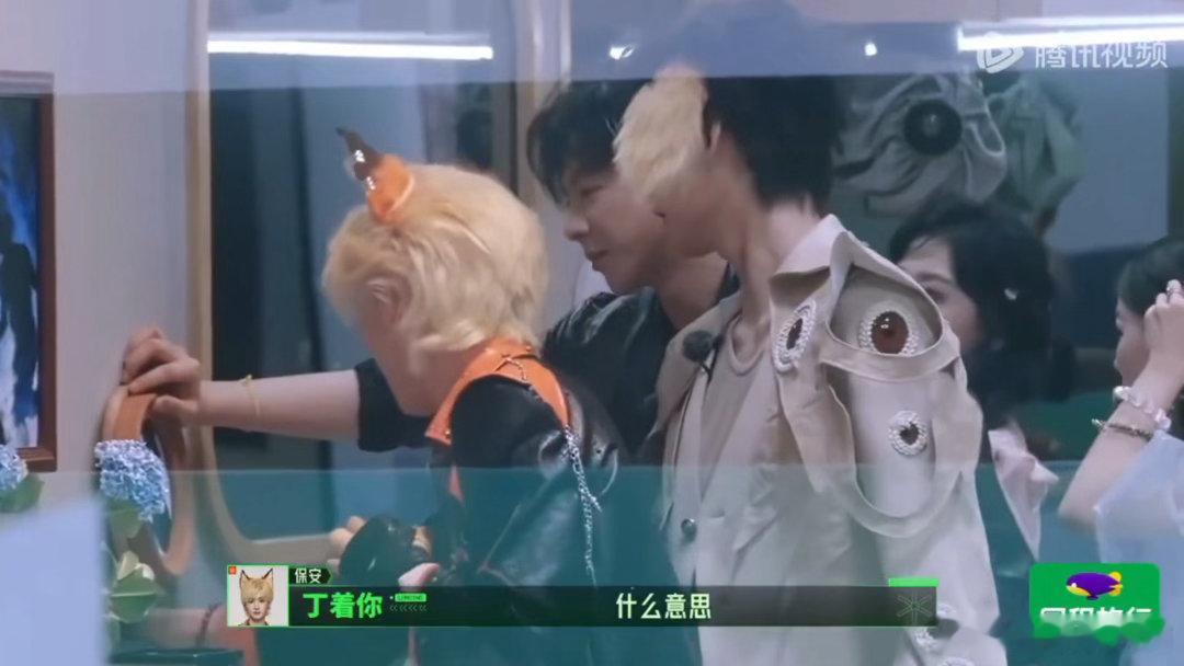 NPC把丁程鑫指甲剪了开始推理吧丁程鑫妥妥服务型人格，认为客人赠送的东西承载情