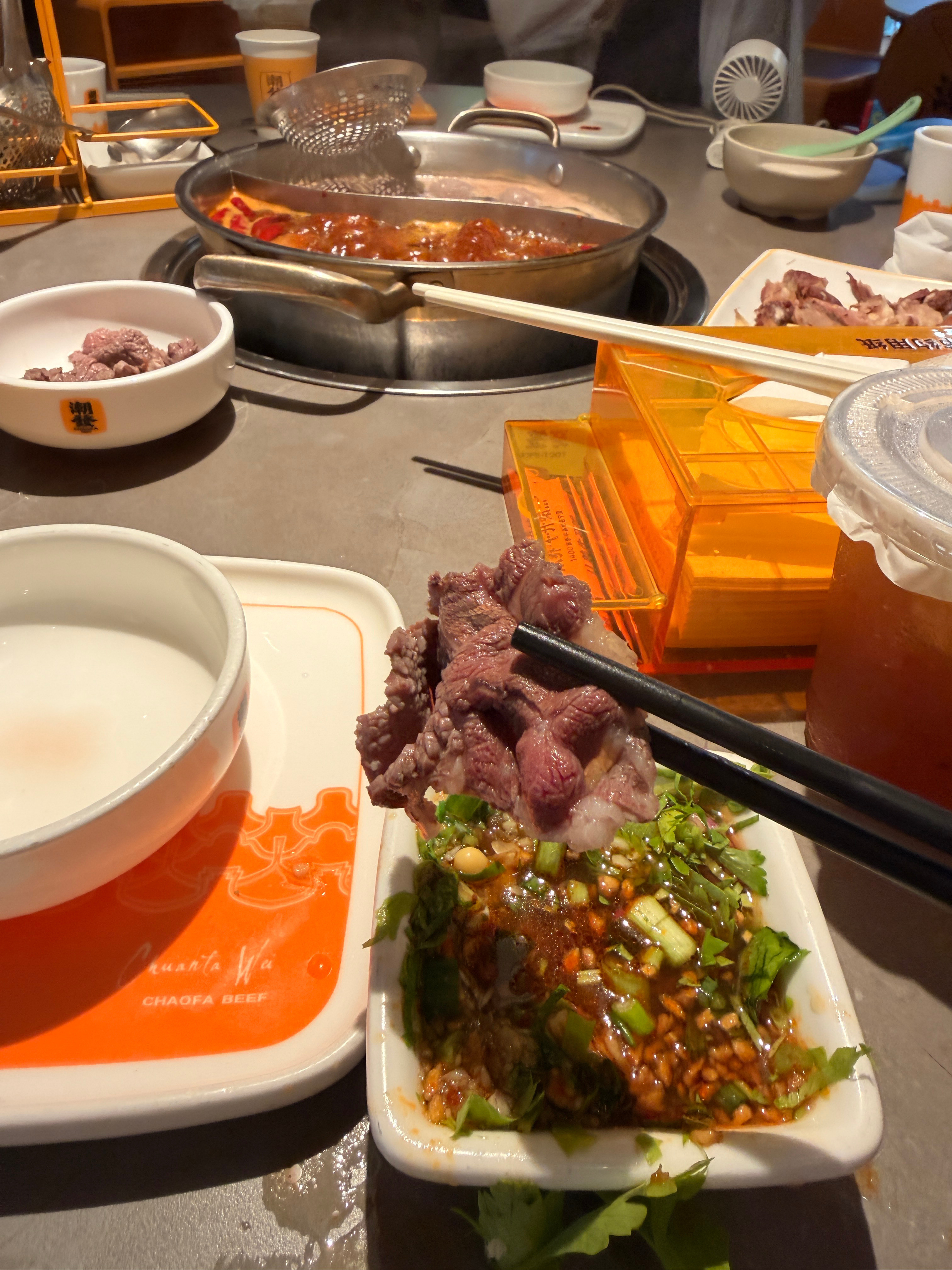 潮汕牛肉锅，我老婆一定要吃辣锅，这个牛肉说实话还是清汤好吃点