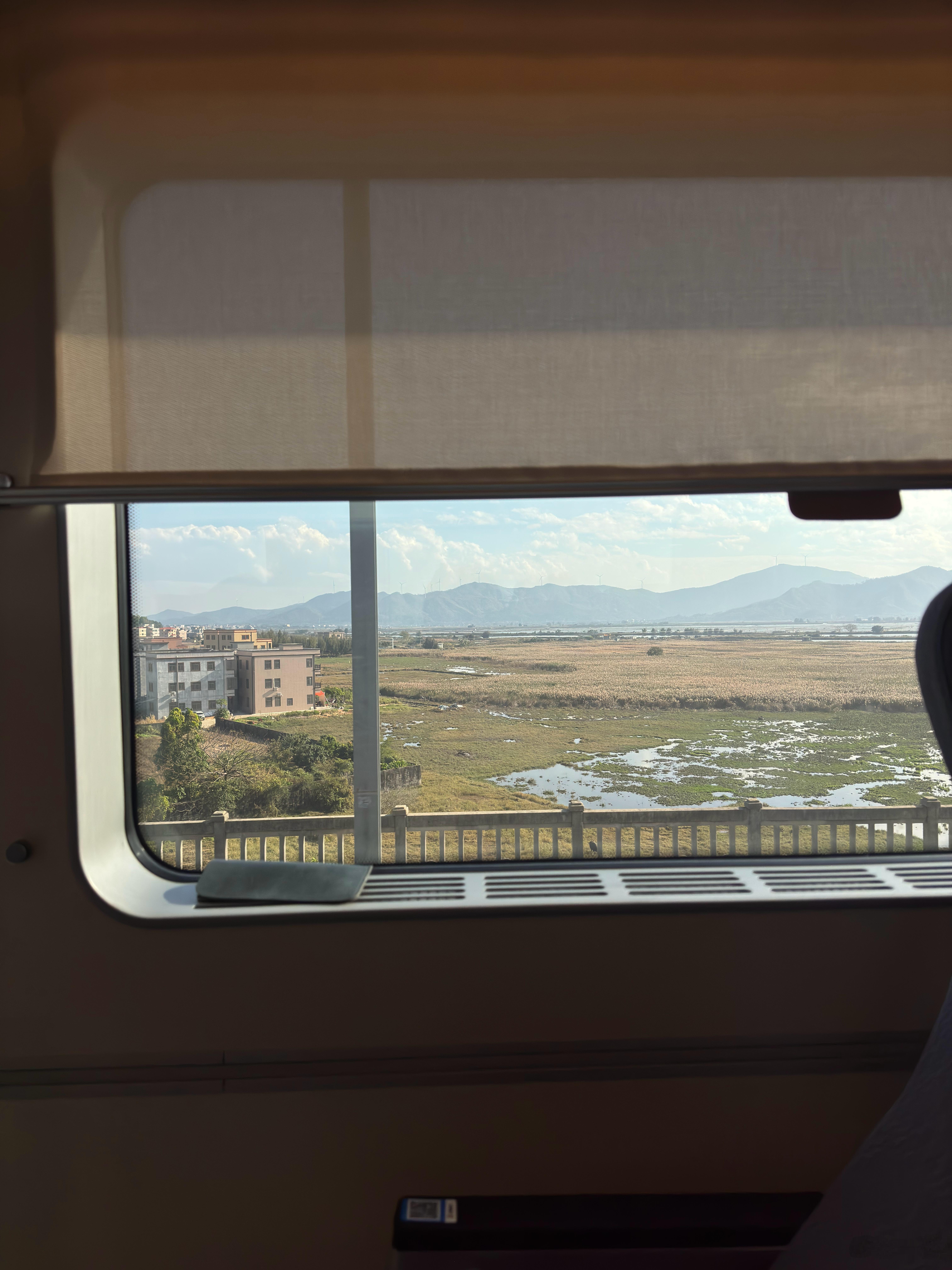 出差十天，终于要家了，开心的鞋子忘记换，直接穿着酒店拖鞋上了高铁