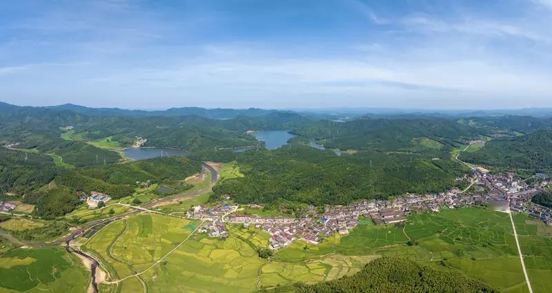 10年后农村会变成啥样，说农村和农民会消失，我觉得有点夸张。从政策看，2024年