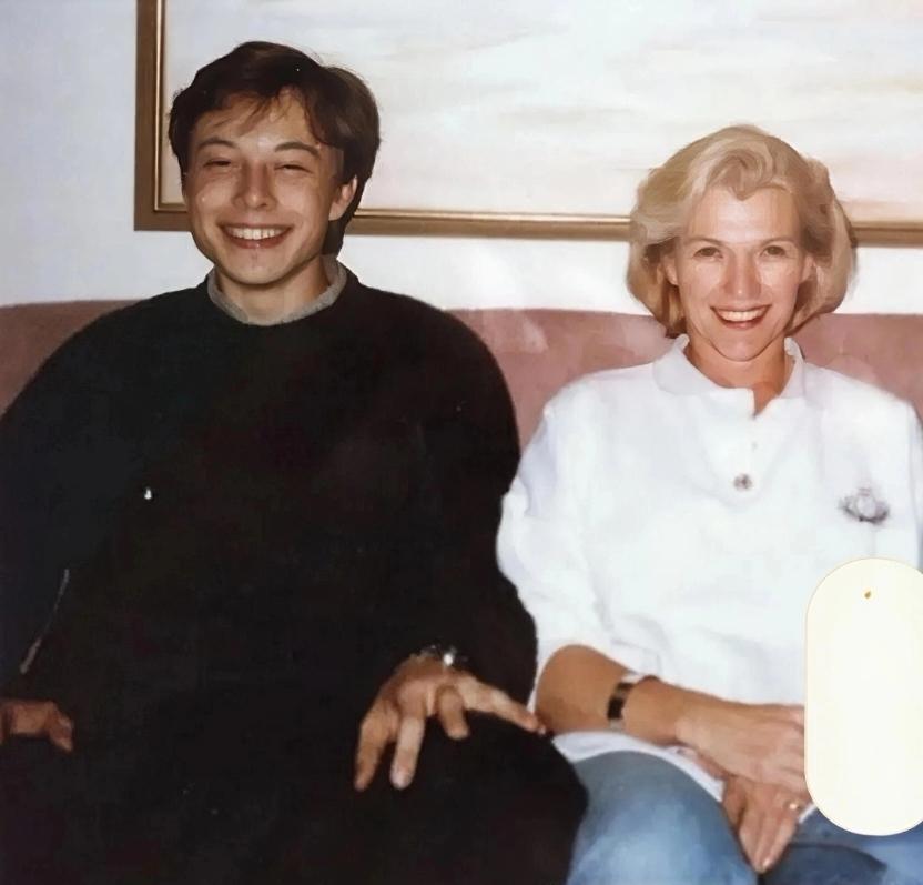 谁还不是个宝宝呢？妈妈身边的马斯克，是个可爱的大男孩；妈妈陪着马斯克玩平板，这