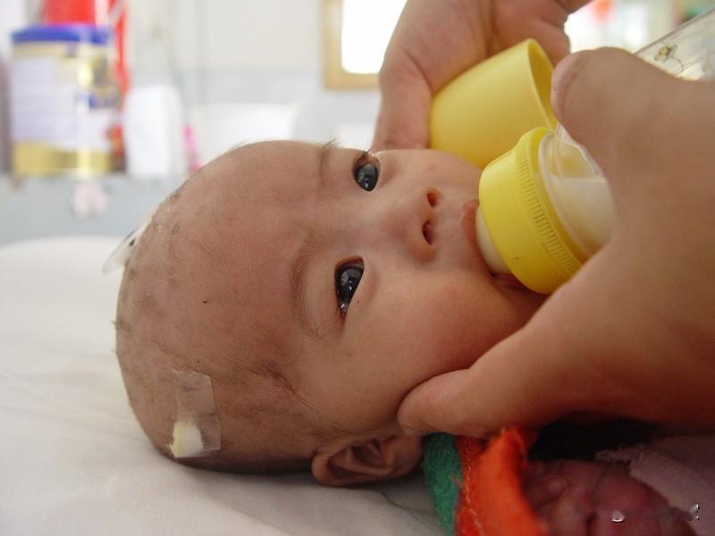 山东枣庄竟惊现三万桶“劣质奶粉”！李先生花74000元采购，到手的奶粉没奶香味，