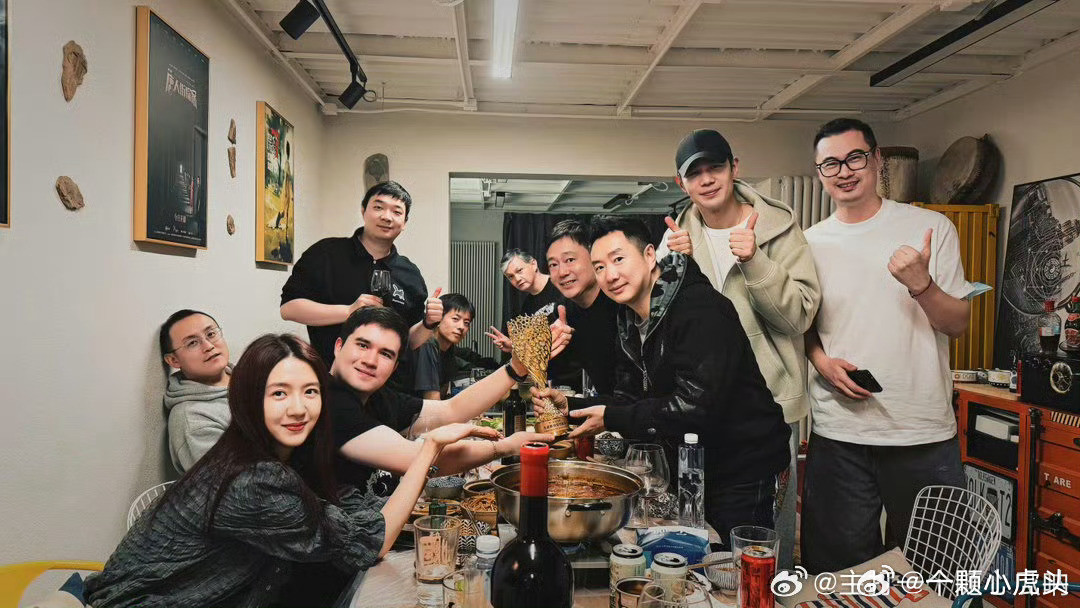 藏海传剧组北京聚餐，胡小鸥老师奖杯不错哦