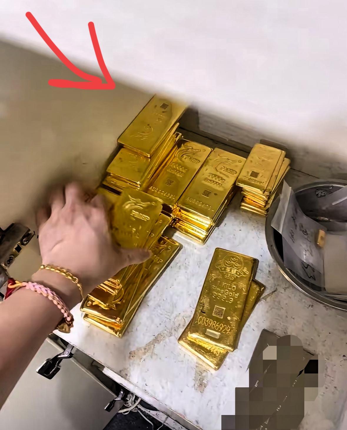 如果你手里有黄金，只要超过100克，听我一句劝，千万不要跟风别人说要跌了，