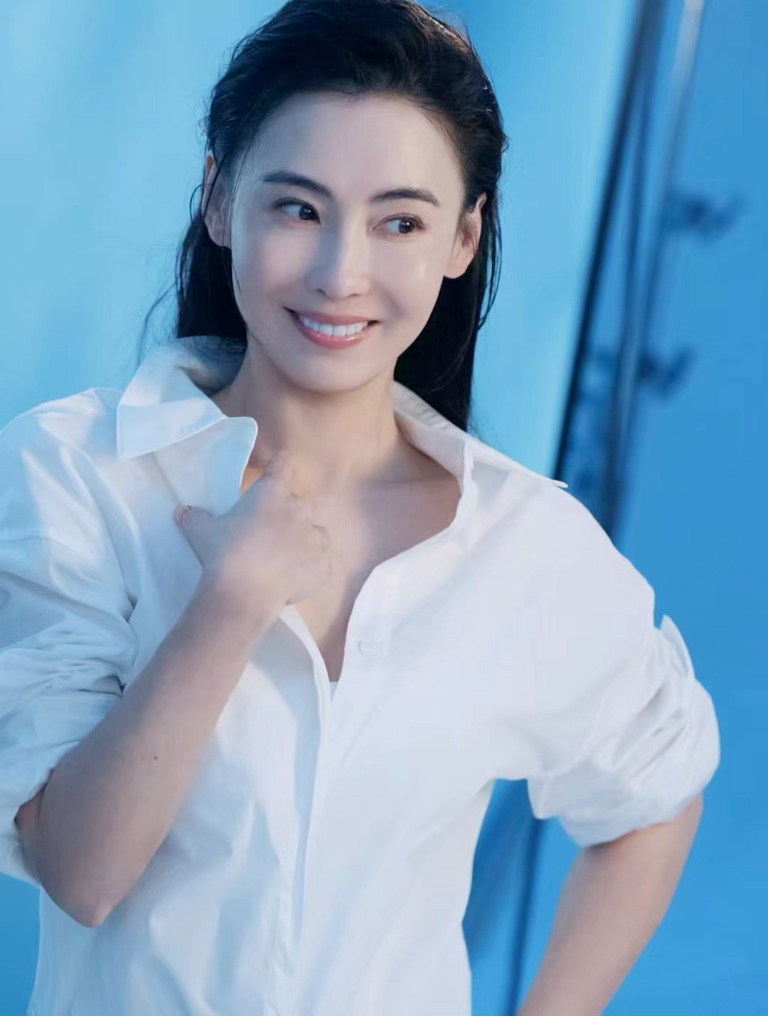 张柏芝商演生图明明现实看本人状态真的特别好!用一些刻意挑死角抓拍的图来挑毛病，