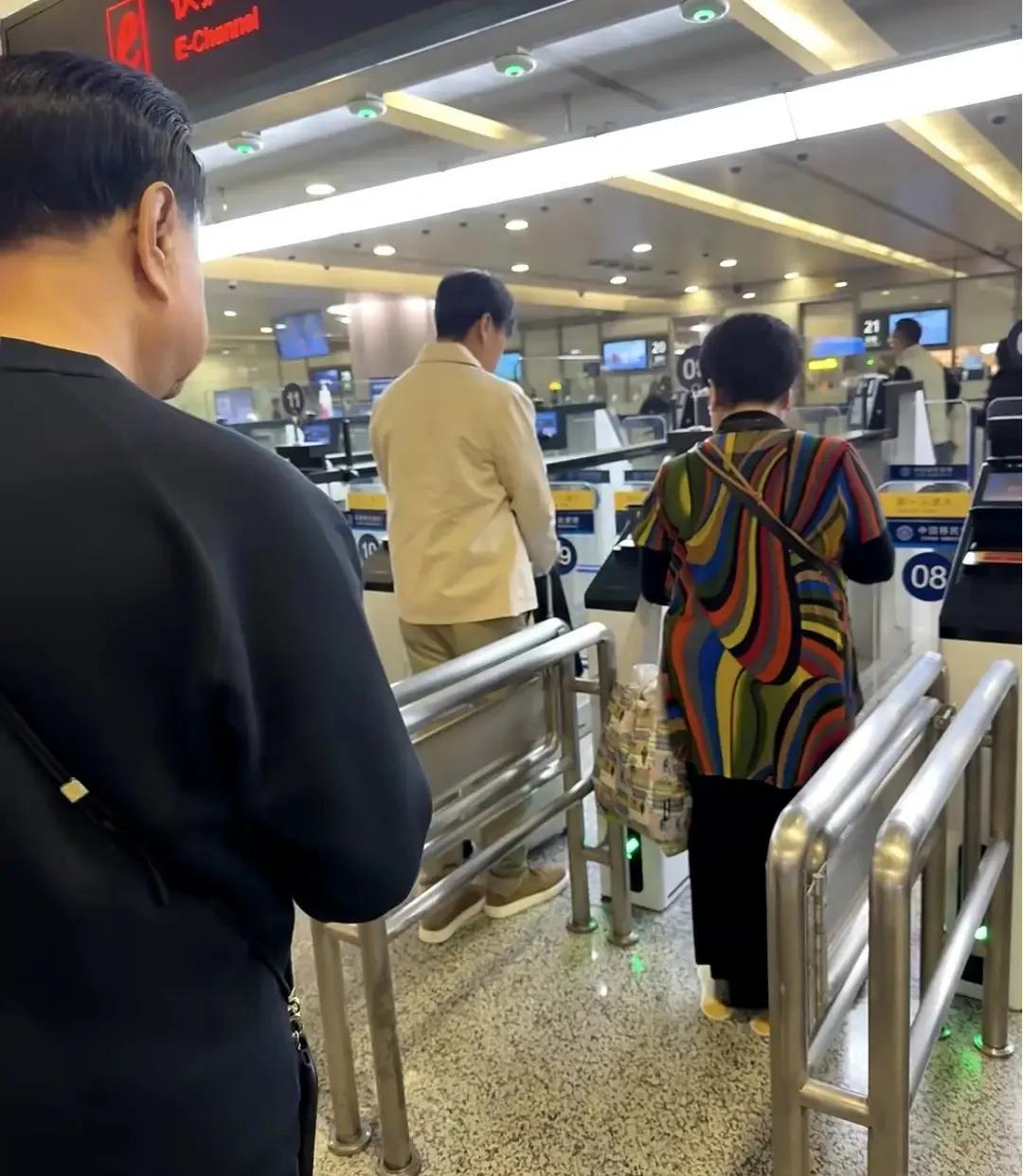 57岁伊能静脊椎弯了，发缝宽到能看见头皮。狗仔镜头下，秦昊的手一直没松开。