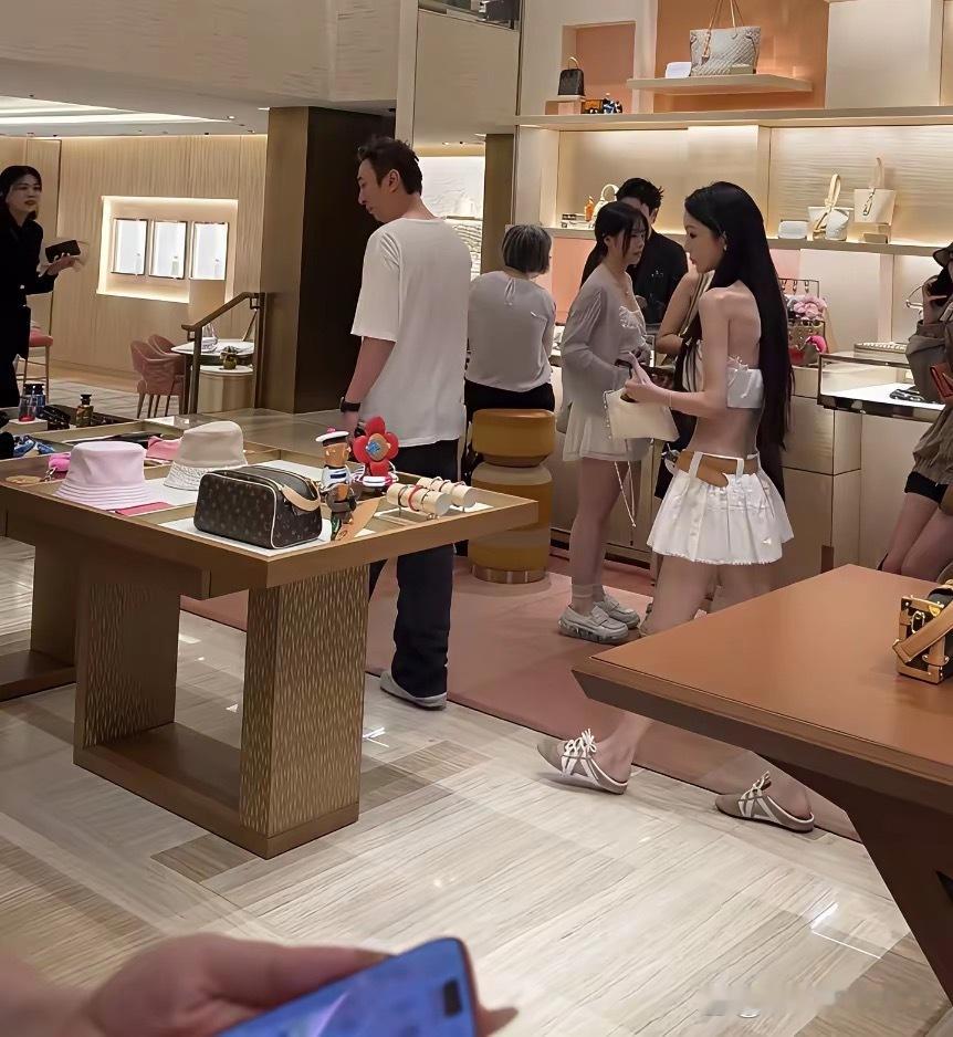王思聪带女伴逛日本奢侈品店，这位女伴1米7的身高，体重看着不足九十斤，瘦的皮包骨