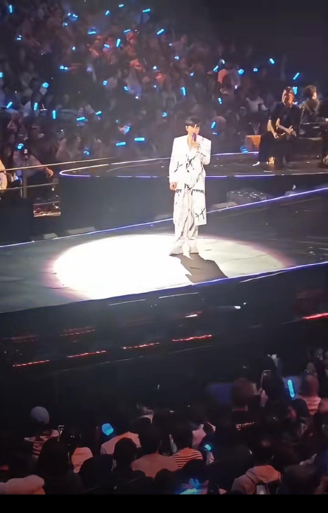 张杰演唱会硬核护妻封神！先做个好男人，再做歌手！张杰演唱会正面刚争议，霸气护