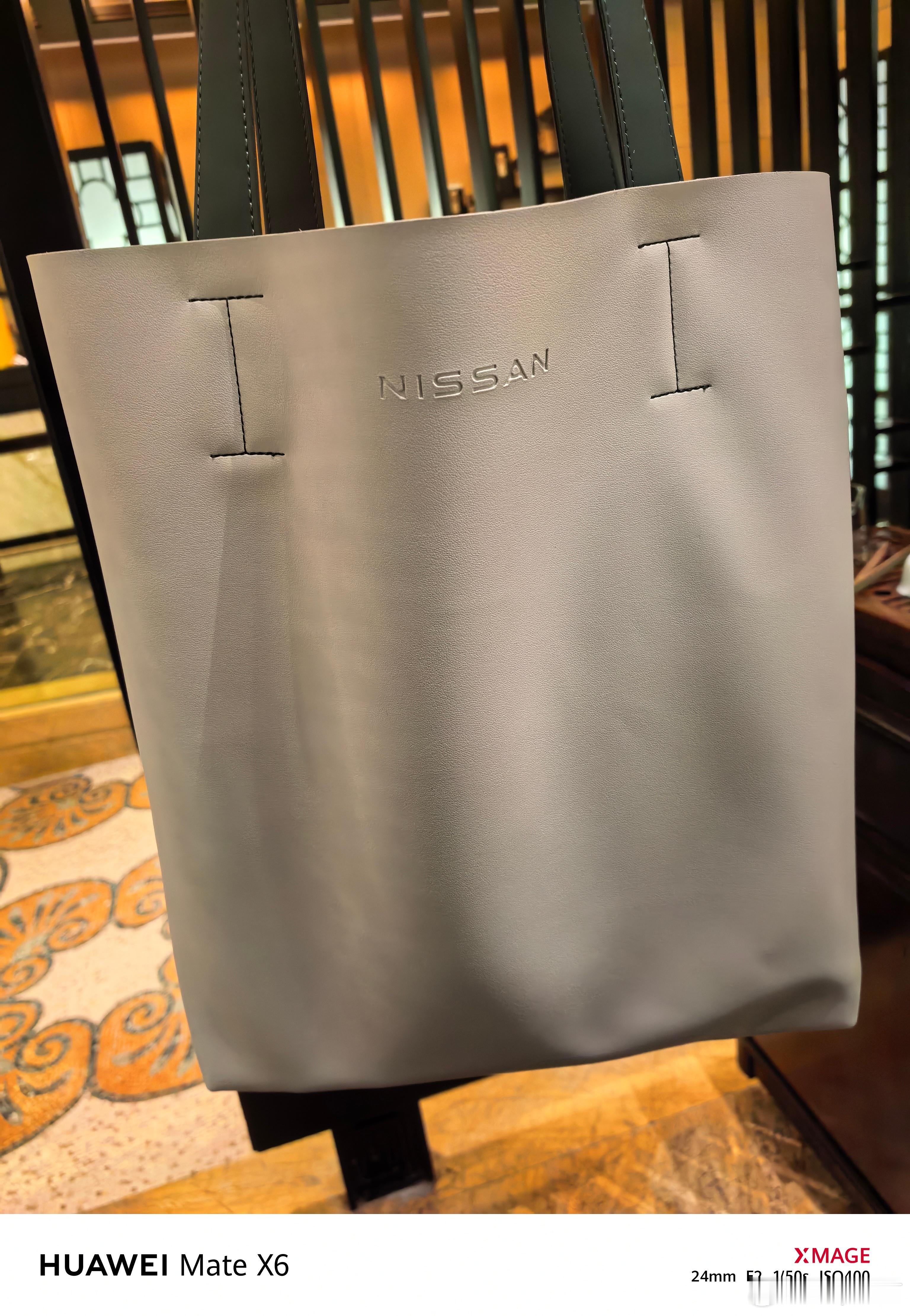 日产给的这个袋子是皮的，摸起来很舒服说是跟日产N6座椅一个材质[doge][do