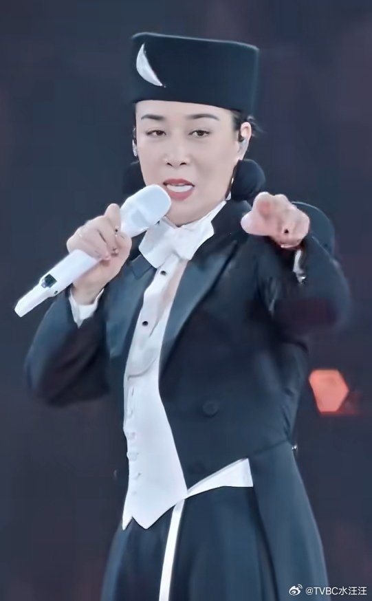 台上那英在（相约九八）台下王菲给她（两个赞）乐坛传奇人物这套演出服，很复古，像是1998年那会儿的流