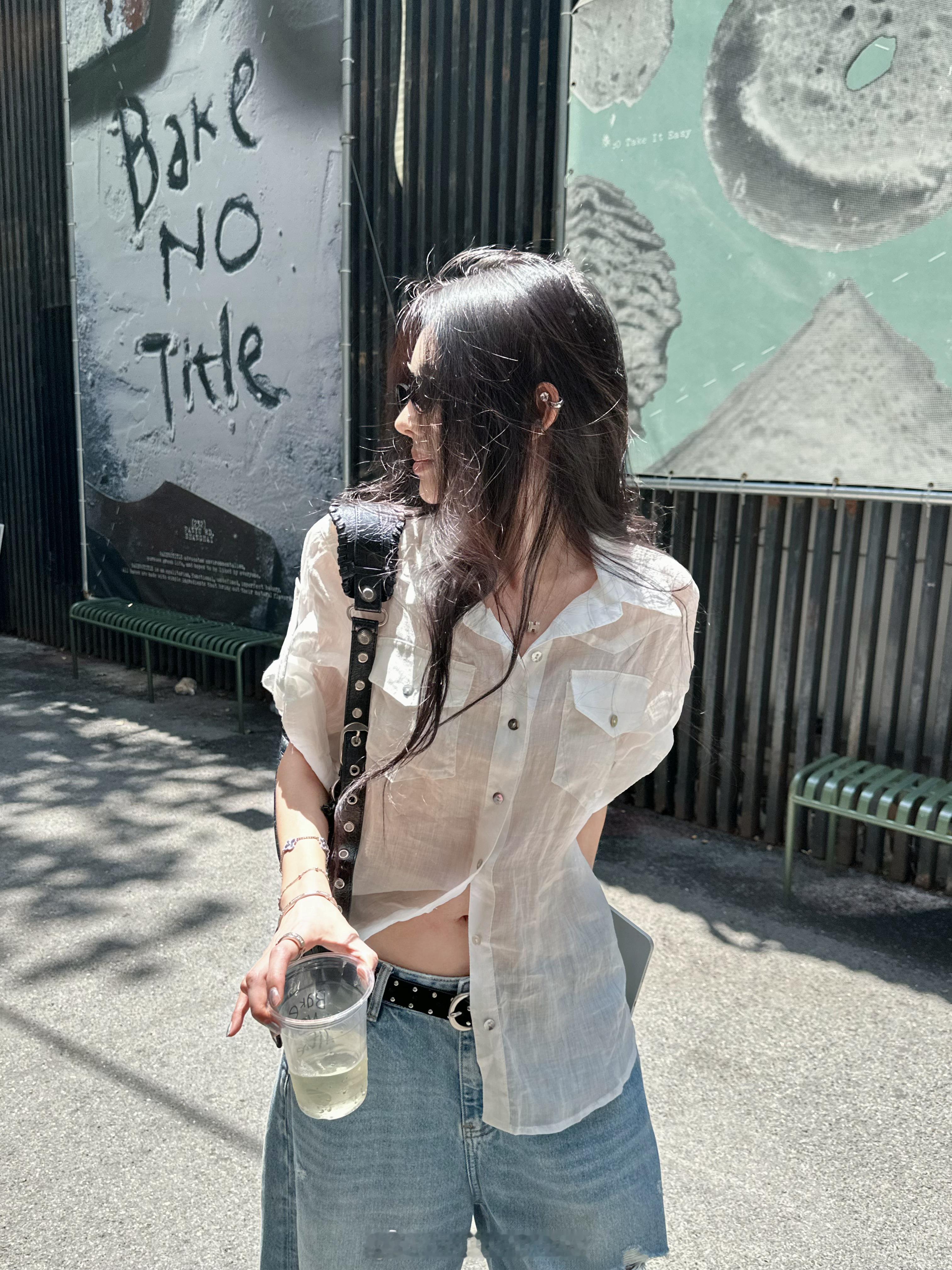 宽松落肩+微宽松衣身对身材包容度超高自带随意松弛感上身不压个子纯苎麻面料