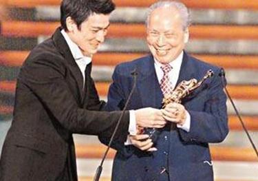 1964年，曹达华在澳门赌场贵宾厅里，输掉了3亿身家，放现在值1500亿，赌王何