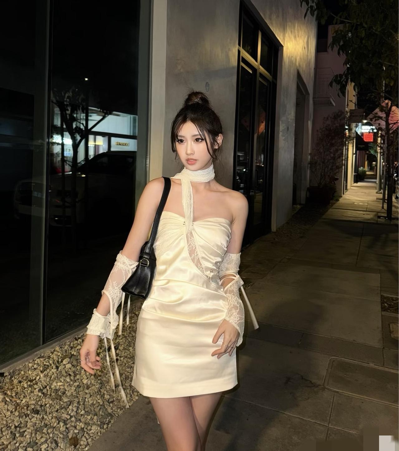 冯小刚、徐帆夫妇，为养女冯朵豪掷千金，远赴美国陪读，读的却是纽约电影学院。富