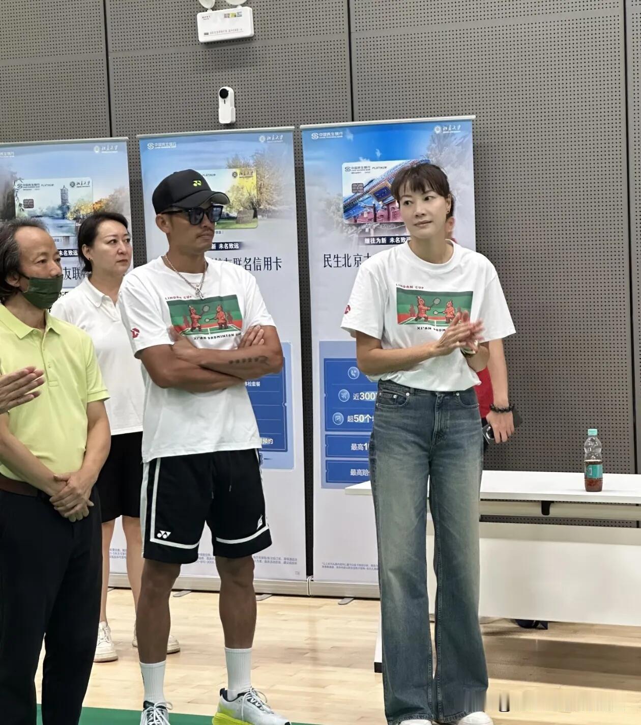 发现没，羽毛球名将林丹丹老婆谢杏芳五官特别漂亮，身材又高大，看着跟林丹差不多高，