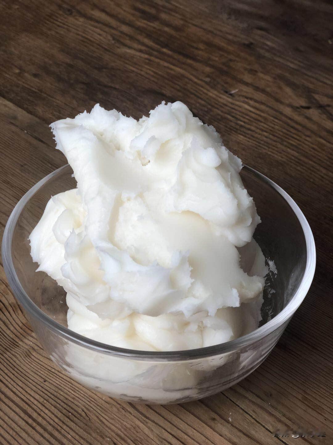 我现在炒菜真的会经常放猪油，不是说天天猛吃，就是炒素菜、煮面条的时候，挖一小勺进