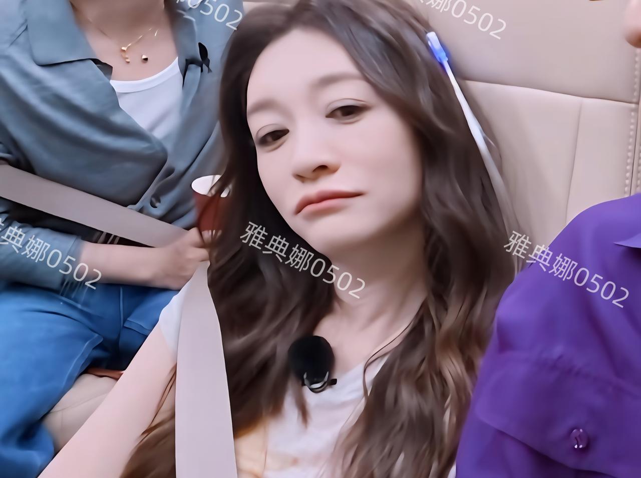 李小冉到底哪里美？她明明脸偏长嘴角向下一副苦相，双眼皮割痕明显下巴尖的戳人，