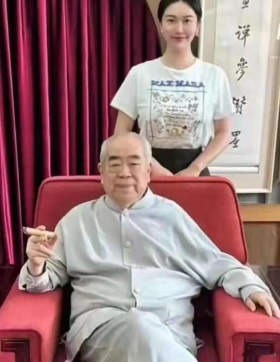 一个贪财，一个好色？相差50岁的范曾、徐萌，结婚一年就成了笑话！​​​
