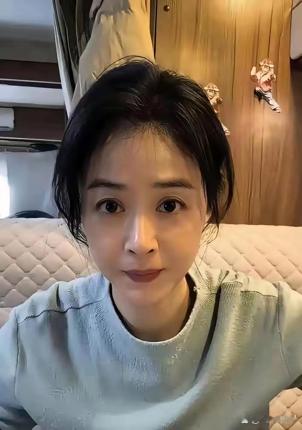 蒋欣在节目里穿了件起球毛衣，被网友吐槽穿得像地摊货。她没删图也没搞公关，直接发微博晒出毛衣特写，配文