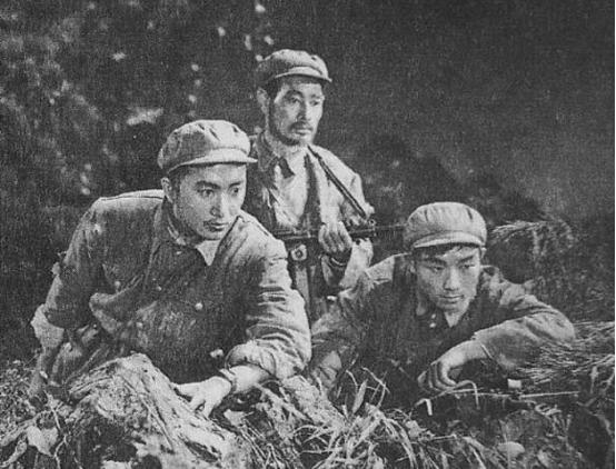 1949年，3名侦察员误入一间破旧牛棚，一名战士刚躺下，突然一阵疼痛，伸手往