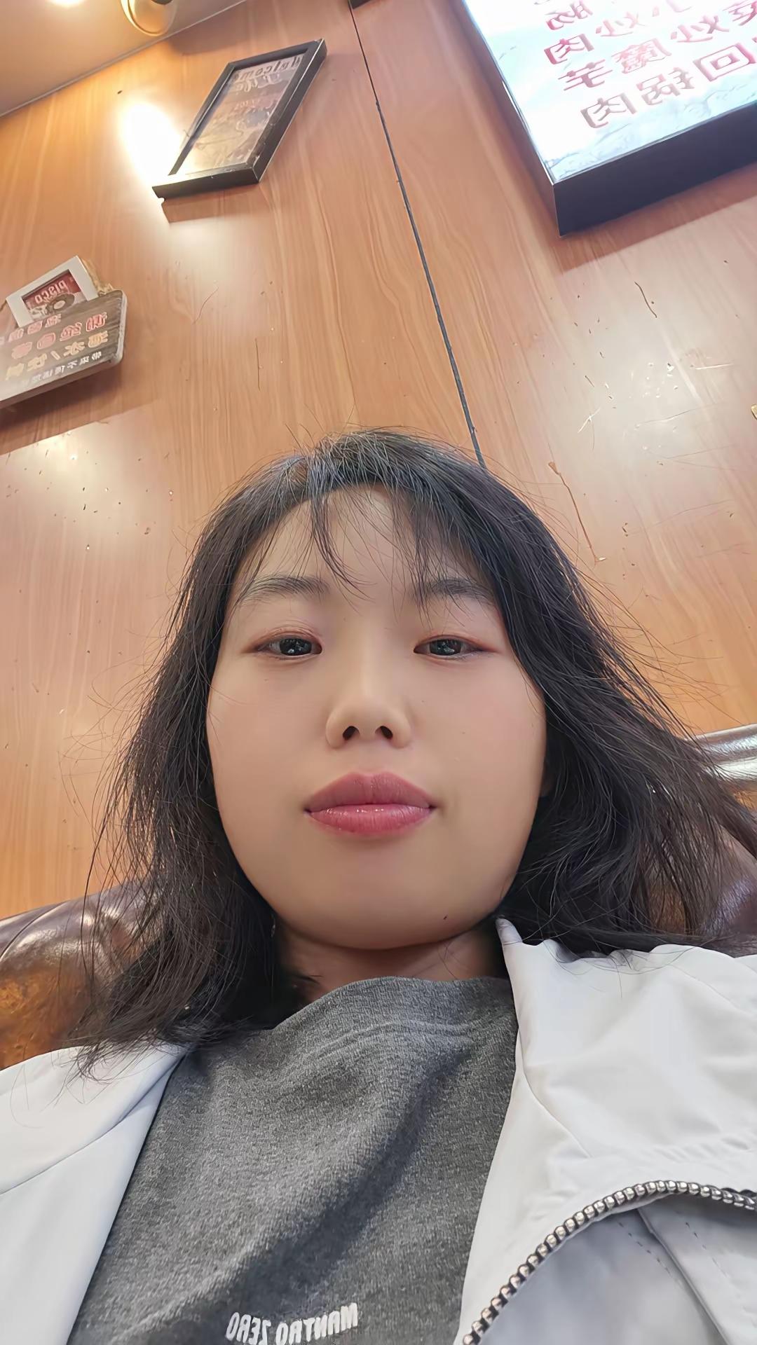 上班真的好累啊，又没有别的本事，要是能被包养就好了，起步价，月包1万……