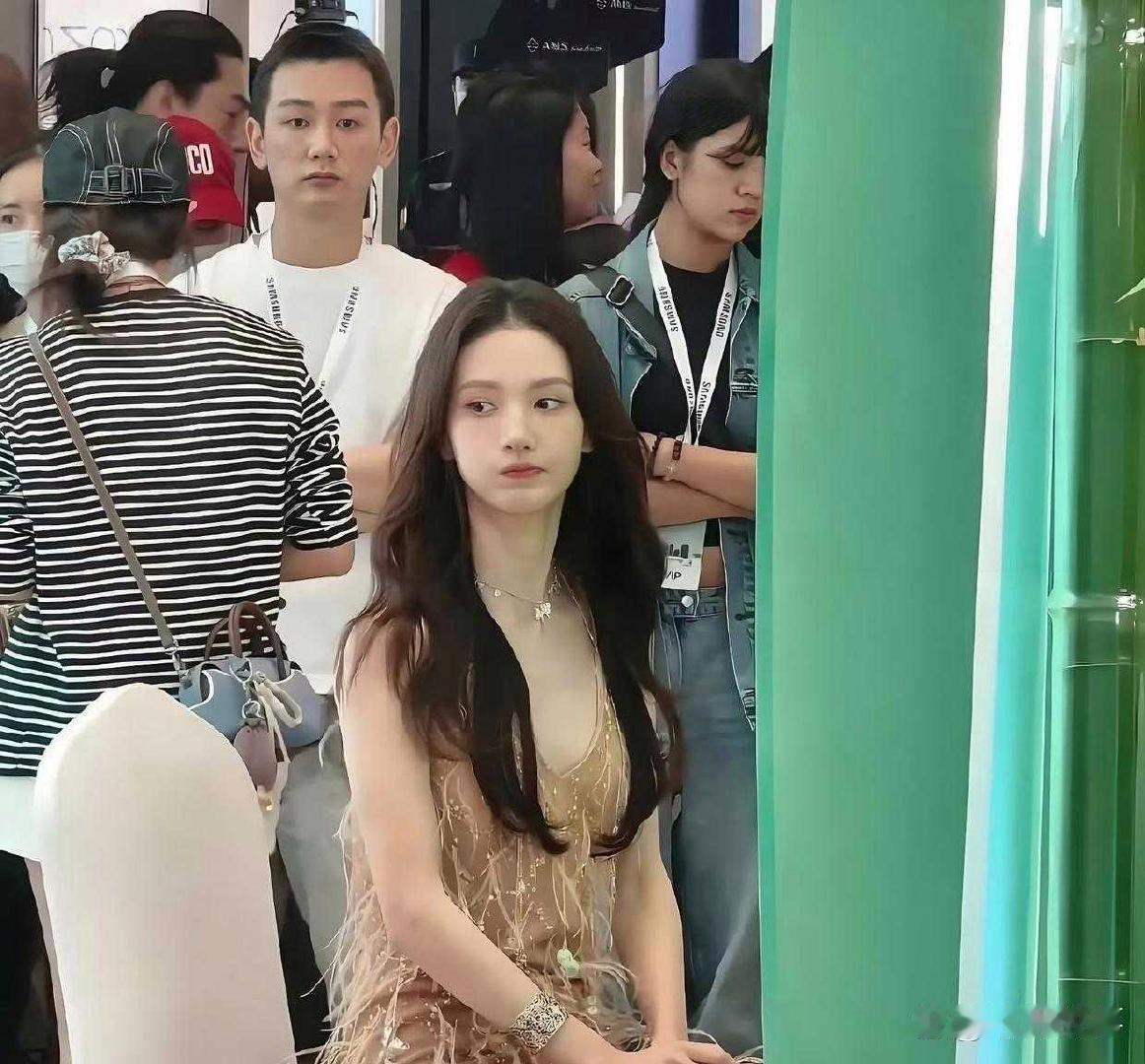 差点没认出来，金晨电视上看起来一般般，没想到现实这么好看​