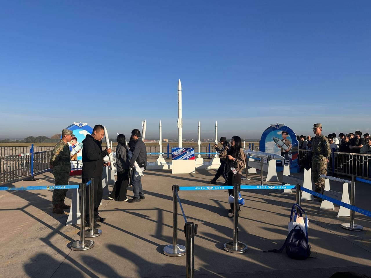 这你受得了吗，霹雳-15都能抱着合影了。当然了，那应该是个模型，如果是真家伙