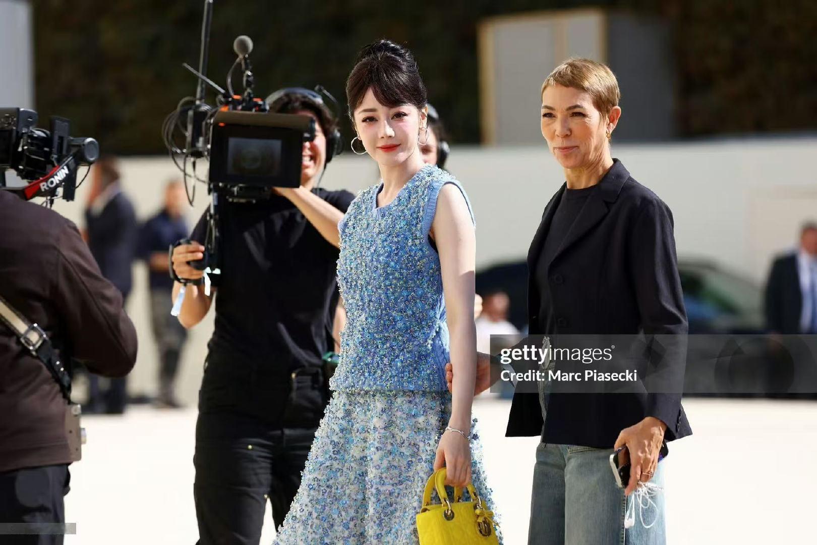 迪奥公关总监发了迪丽热巴迪奥公关总监晒与迪丽热巴合照​​​迪奥