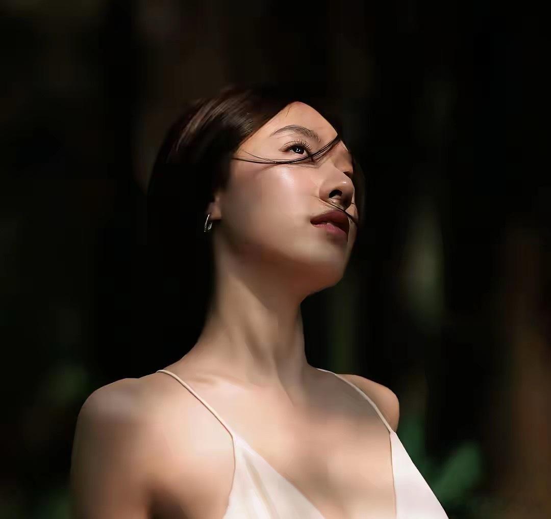 怎样处理好人际关系：1、学会变通，见什么人说什么话。2、生气的时候，做任何事情都