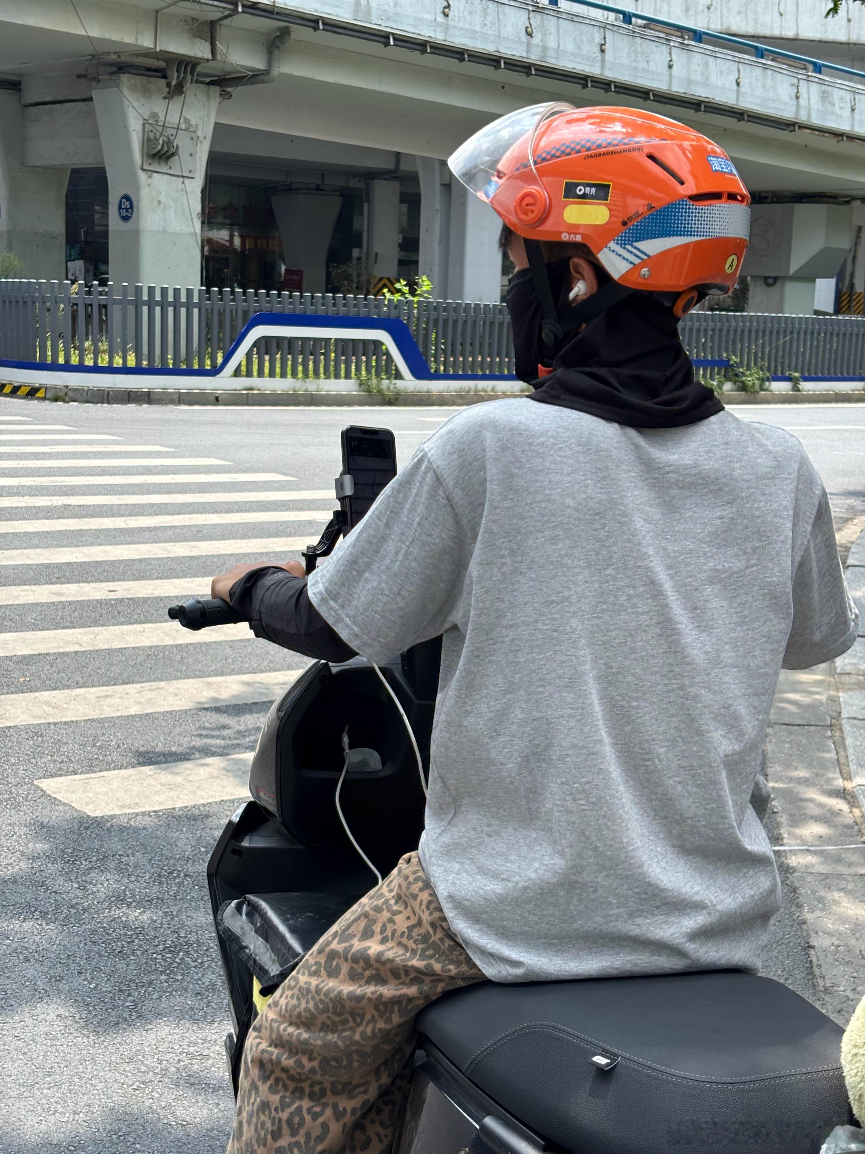 灰色T恤✘豹纹长裤👖是小哥也是潮人酷盖😎😎😎