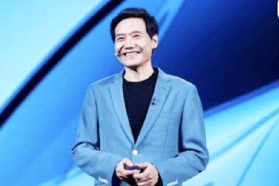 但别光盯着钱看，这背后是实打实的产业逻辑。以前大家觉得手机厂商造车是PPT画饼，