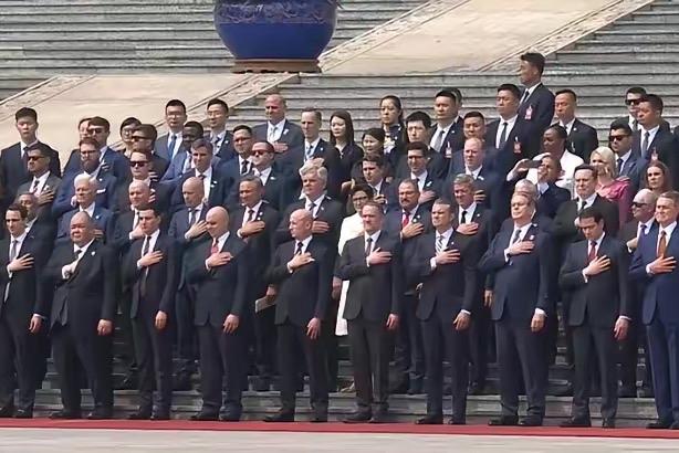 抛开价值观的差异，这场面，美国访华官员和随行商界精英，在听到军乐团，演奏美国国歌