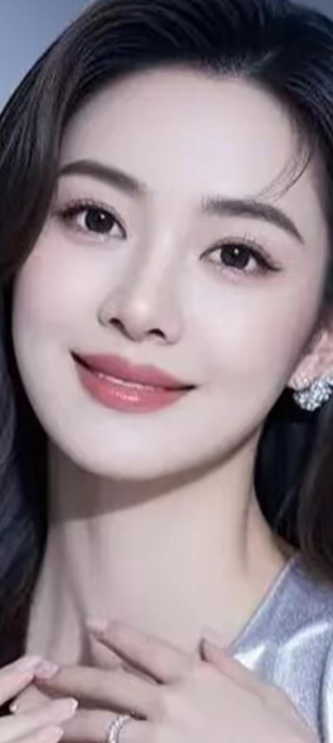 优雅气质，温柔微笑，闪耀耳环，完美妆容，迷人魅力。