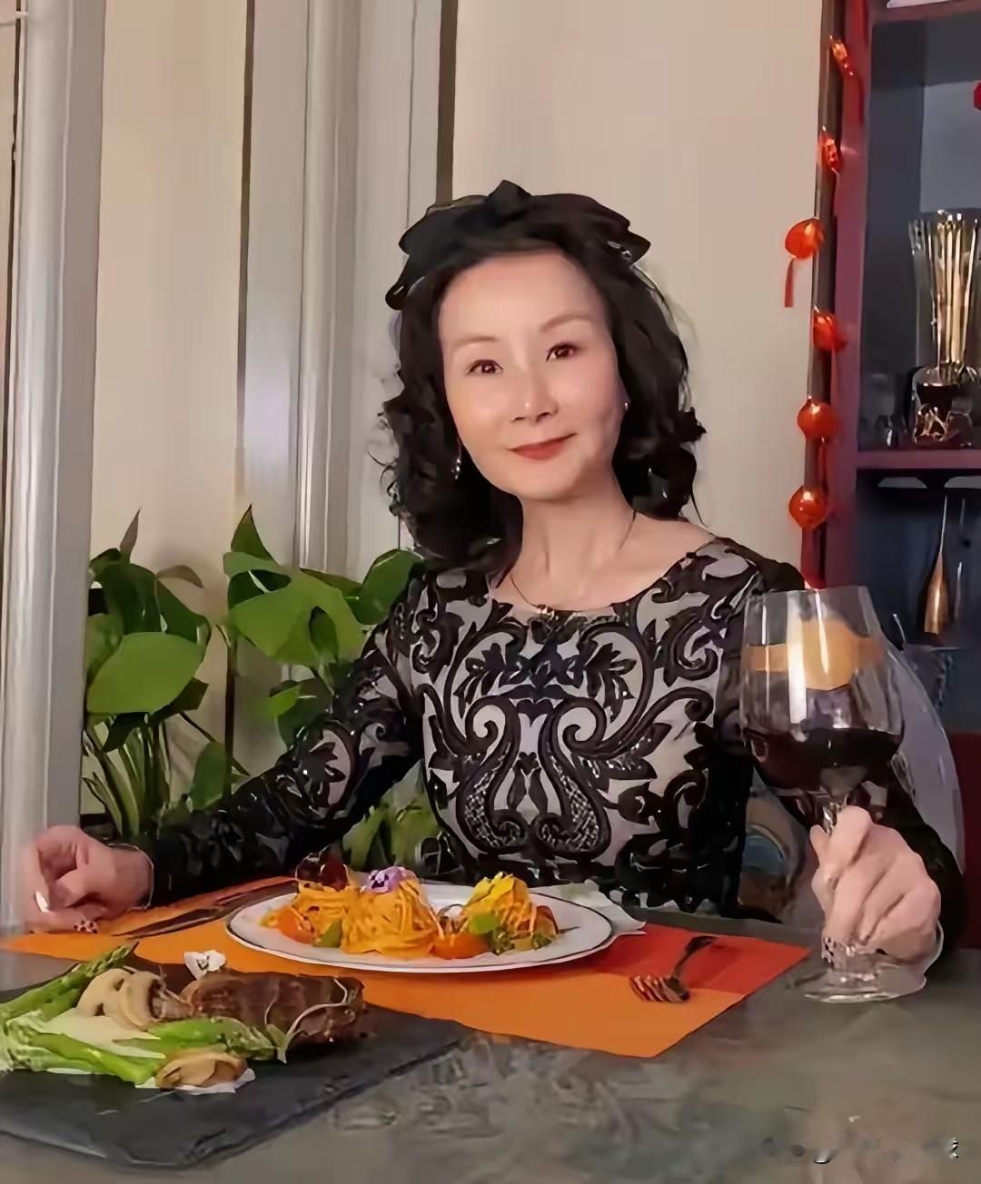 最近刷不到雪瑞姑姑，原因不是停更，而是人设翻车。曾经那种豪车出行、穿戴奢侈品、做