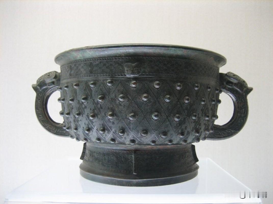 戈父丁簋，是一件产于商代晚期的青铜礼器。详细信息名称：戈父丁簋（Gef