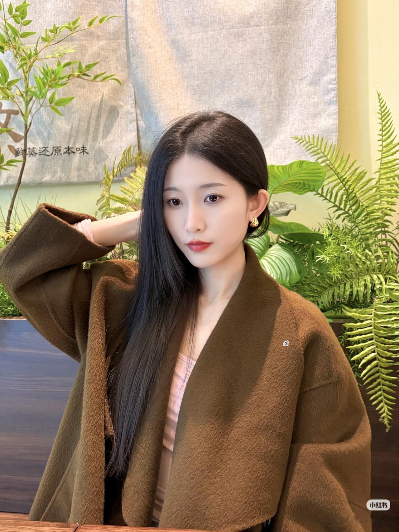 绿植映窗纱，美人倚案旁。